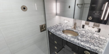 Gulfsteam G550 Interior lavatory