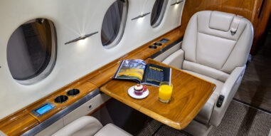 Hawker 4000 Interior chairs and table