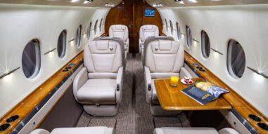 Hawker 4000 Interior chairs and table